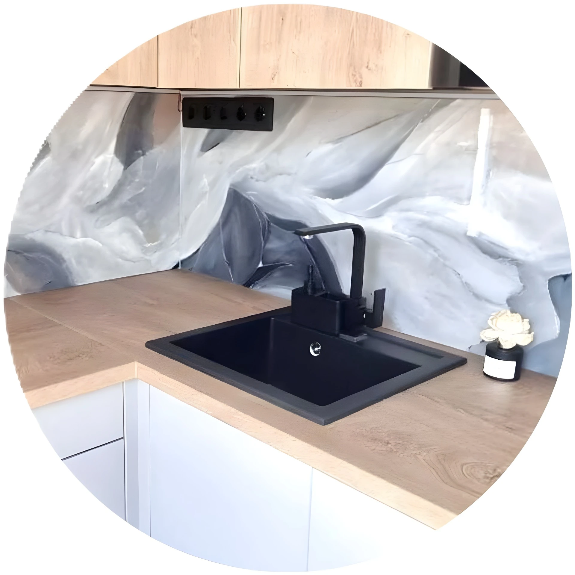 Egyedi epoxy gyantás konyhai falpanel modern enteriőrbe – kézzel készült Rácz Lili Art design