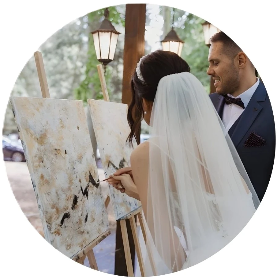 Esküvői ceremóniafestmény – a pár közösen fejezi be az absztrakt festményt a szertartás során – Rácz Lili Art