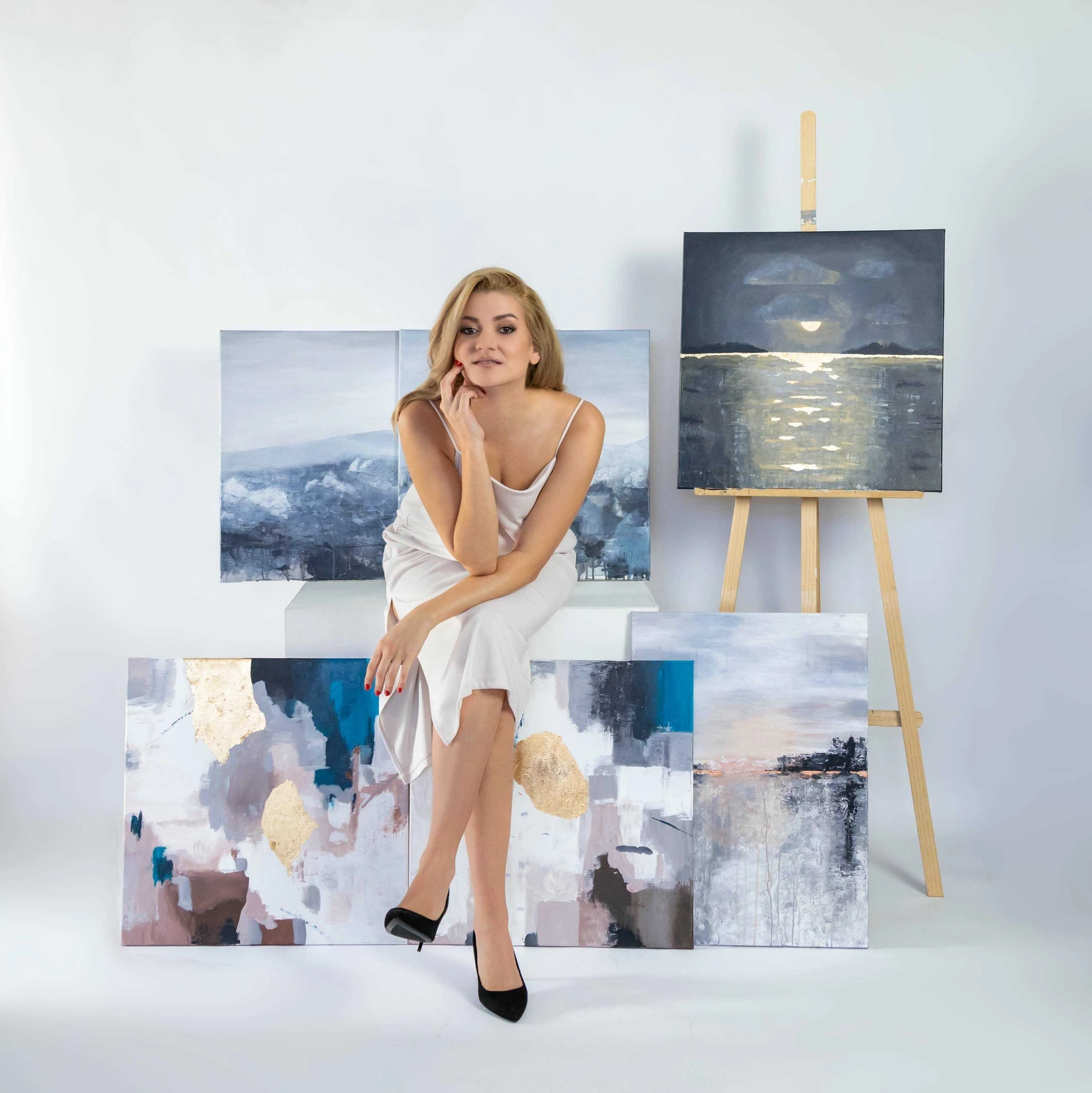 Rácz Lili absztrakt festő műtermi portréja