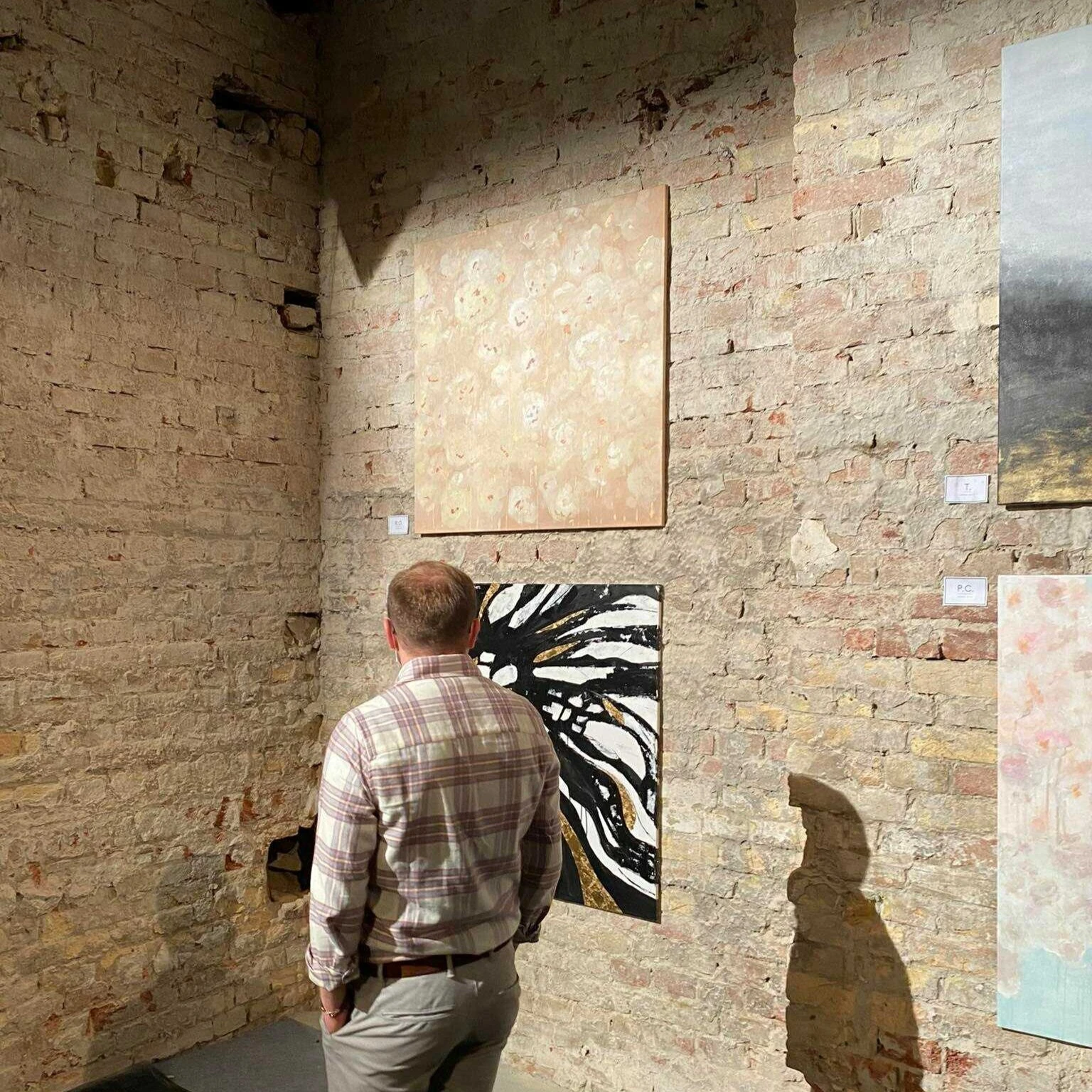 Rácz Lili absztrakt festményei kiállításon – modern enteriőrbe tervezett, egyedi kézzel készült művek