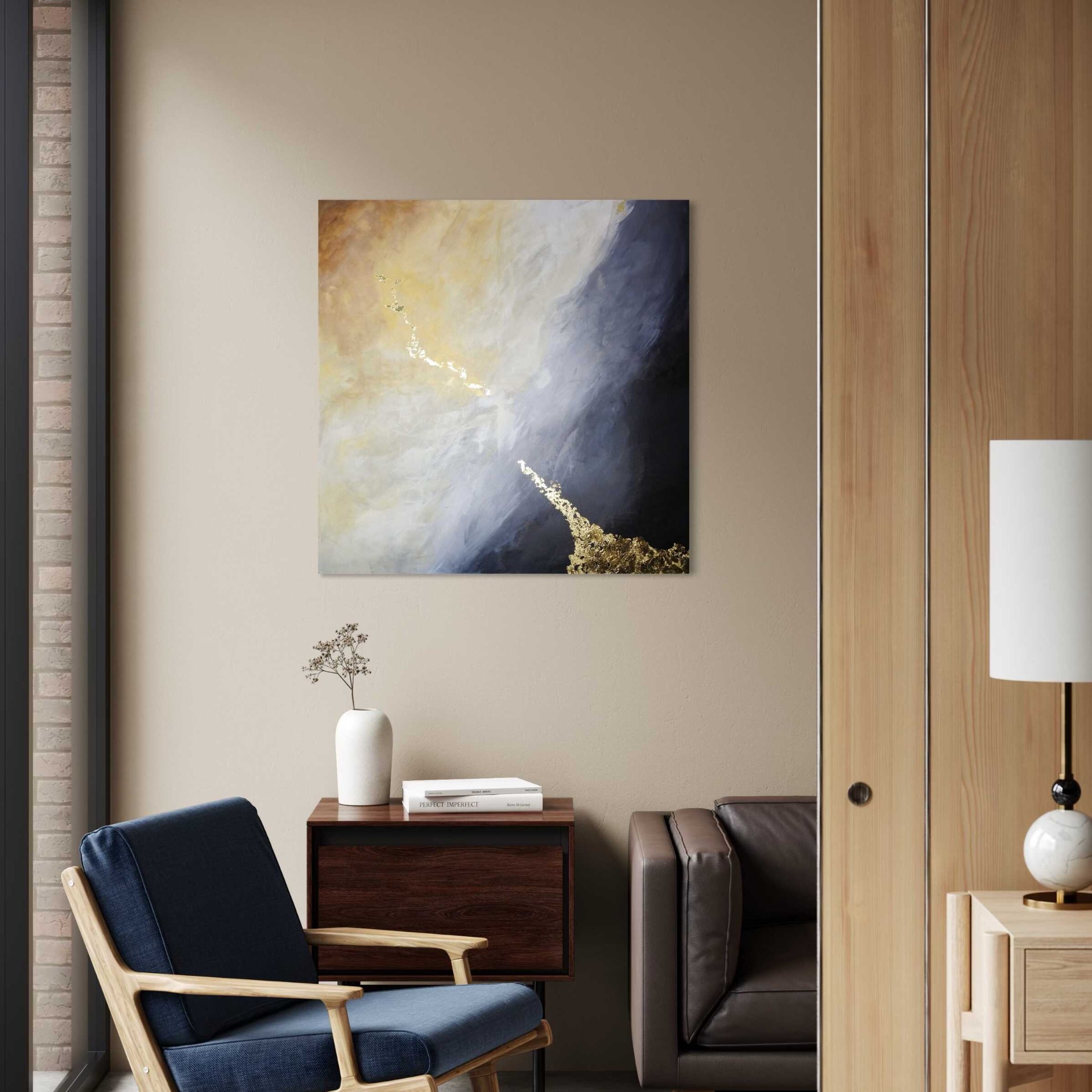 Modern absztrakt festmény arany részletekkel, bézs és kék tónusokkal, elegáns enteriőrben elhelyezve