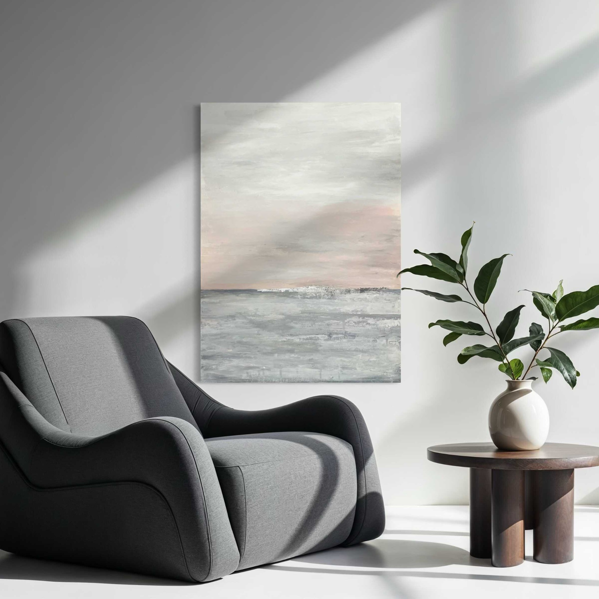 Modern absztrakt festmény pasztell szürke és halvány rózsaszín árnyalatokkal, 50×70 cm méretben, világos enteriőrbe